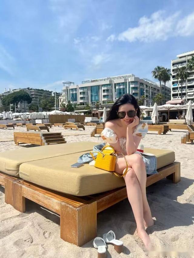 og比之前至少瘦了20斤太有气质了瓦力棋牌游戏女神刘亦菲晒新度假pl(图2)